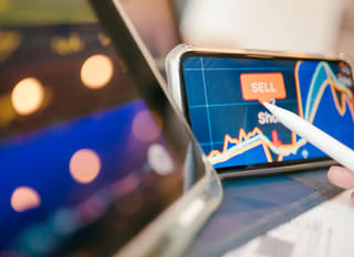 Trader de múltiples mercados que analiza opciones de Bitcoin, Ethereum y forex